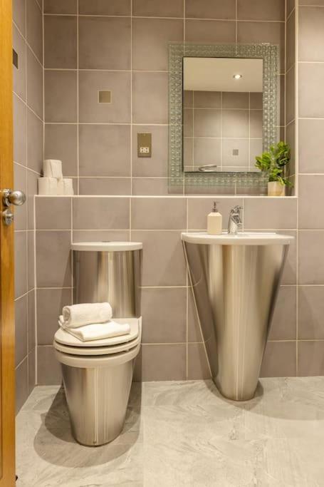 Elegant Centre 2 Bedroom With Free Parking Cardiff