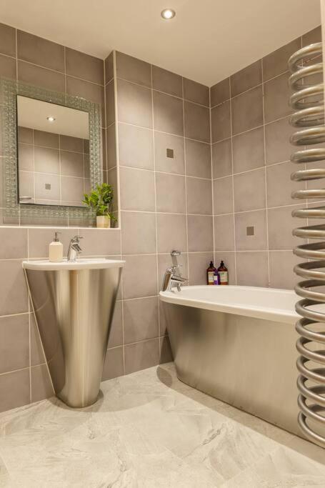 Apartment Elegant Centre 2 Bedroom With Free Parking Cardiff