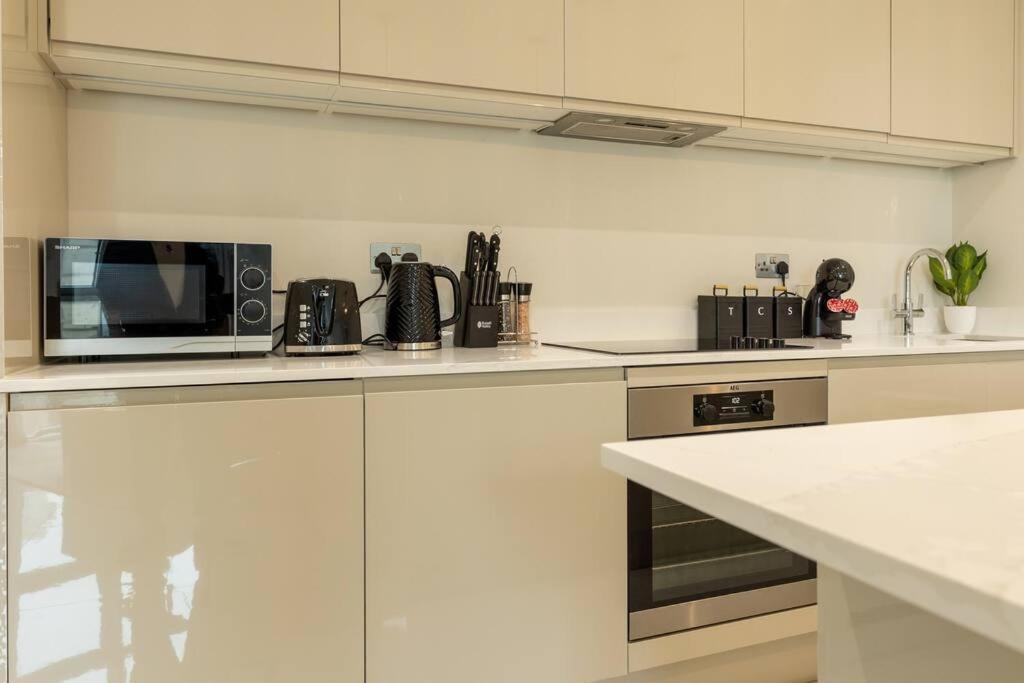 Elegant Centre 2 Bedroom With Free Parking Apartment